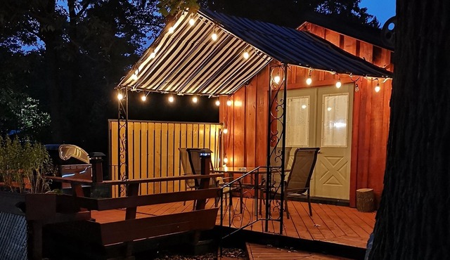 Quiet cabin 12 minutes from Crystal Beach - enjoy the beach, not the crowds!