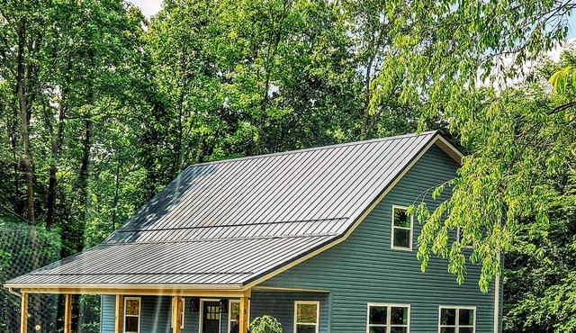 Quiet cabin 30 min from wineries, restaurants, Sugar Creek & Walnut Creek.