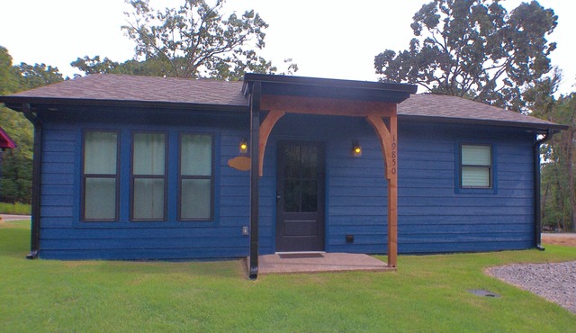 Quiet cabin, firepit, fenced, no pet fee, NEW, 4 person occ