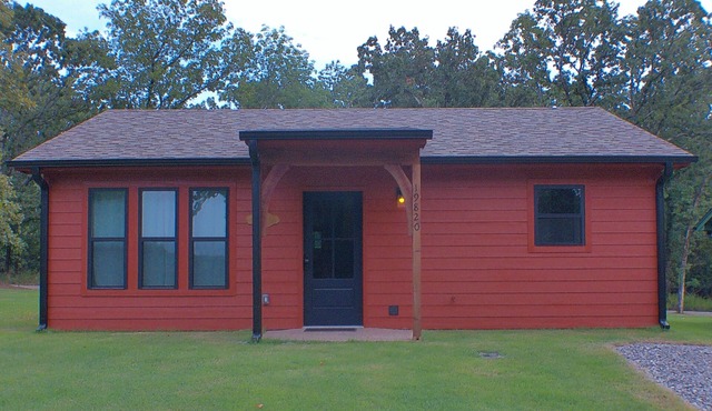 Quiet cabin, hot tub, firepit, no pet fee, NEW, 4 person occ