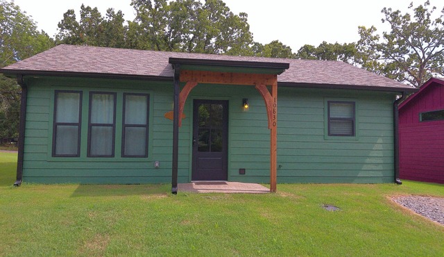 Quiet cabin, hot tub, firepit, no pet fee, NEW, 4 person occ