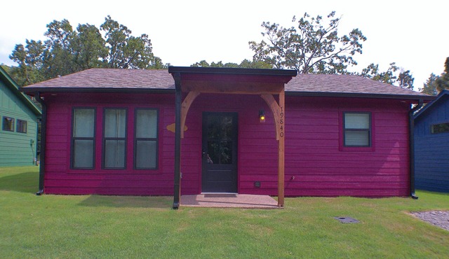 Quiet cabin, hot tub, firepit, no pet fee, NEW, 4 person occ