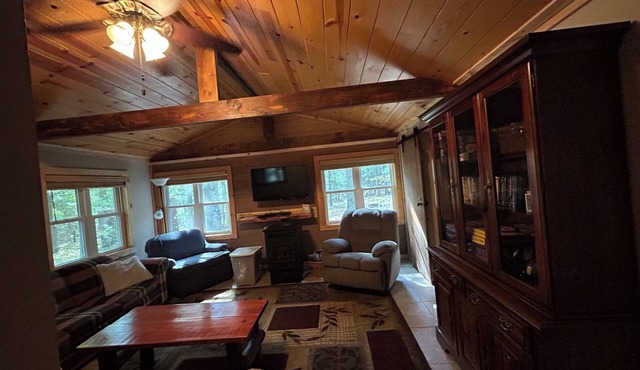 Quiet cabin in the woods just across from Pearl Lake.