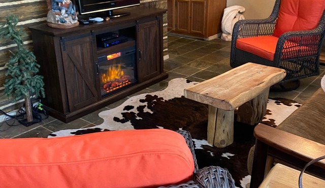 Quiet cabin minutes from Lake Tenkiller. Family or couple friendly.