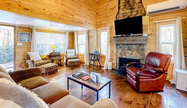 Quiet cabin near Lake Rabun with vaulted ceilings, firepit, and washer/dryer