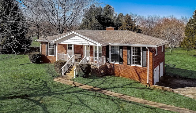 Quiet Cabin on Private Acre, 5 min to I-40 & shopping &15 to Downtown Nashville!