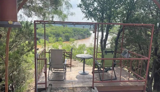 Quiet cabin on the Brazosn