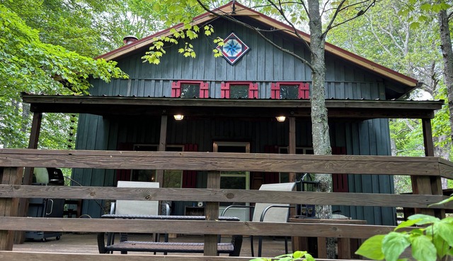 Quiet Cabin On Top Of Mountain! Off the grid between Newland & Spruce Pine-Hwy19