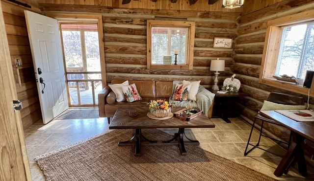 Quiet Cabin on Walnut Creek, Covered Deck, Hot Tub, Swimming Hole, Shelter House