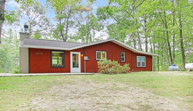 Quiet Cabin Setting on small rivern