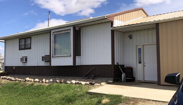 Quiet cabin that sits right on the edge of the water! Pet friendly