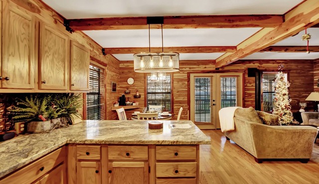 Quiet Cabin w/Hot Tub and a View
