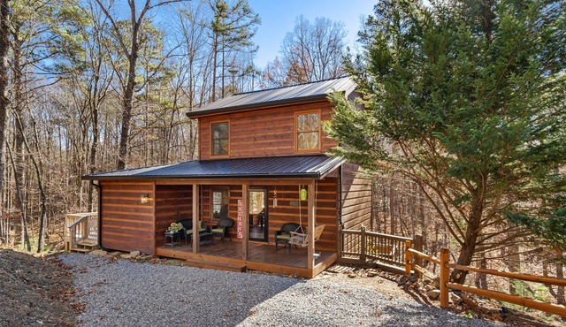 Quiet cabin with fireplace, firepit, large deck, AC, & W/D- snowbirds OK