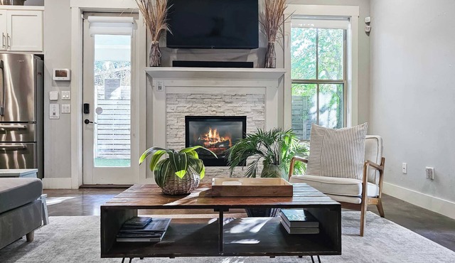 Quiet Central Austin Retreat For 16. Walk to SoCo, Downtown & Barton Springs!