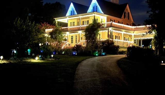 Quiet Central, Historic Farmhouse, Bed & Breakfast Suite - Suite 2 (NEW!)