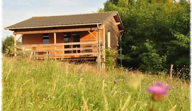 Quiet chalet with terrace, pets allowed, parking, and Wi-Fi included