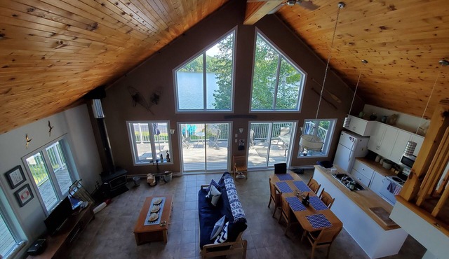 Quiet chalet on a beautiful lake. Available all 4 seasons.
