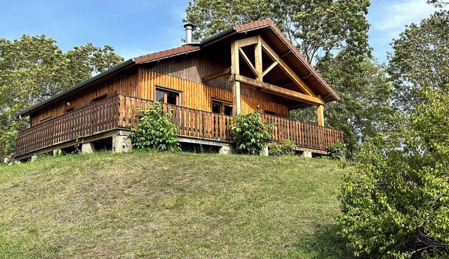 Quiet chalet with panoramic views, completely renovated in 2025