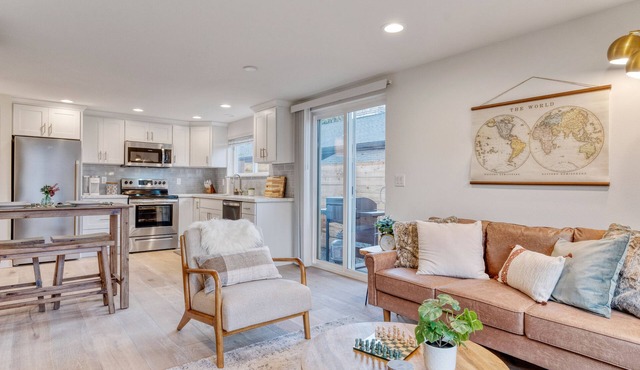 Quiet, Charming 2 Bedroom Home in the heart of Madison Park