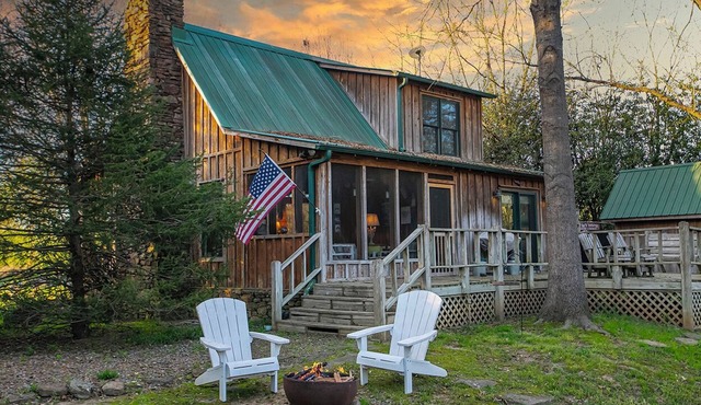Quiet, Charming & Beautiful 2 Bedroom Cabin on the Little Red River