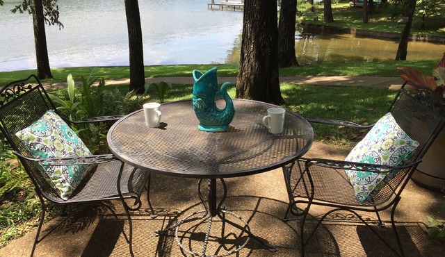 Quiet, Charming Lake Front Home with Kayaks, 2 Guest Maximum