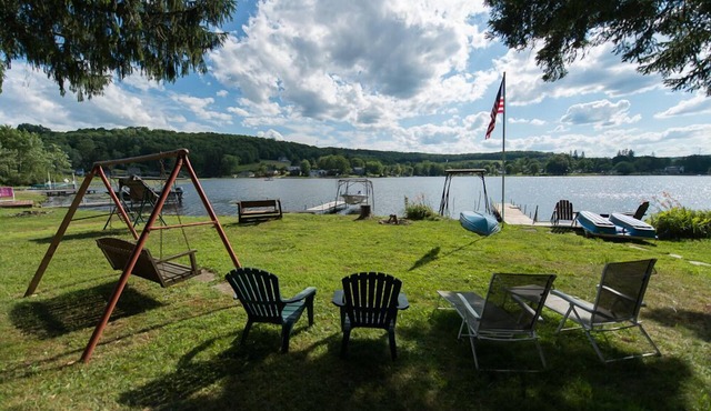 Quiet, Charming Lakefront Cottage