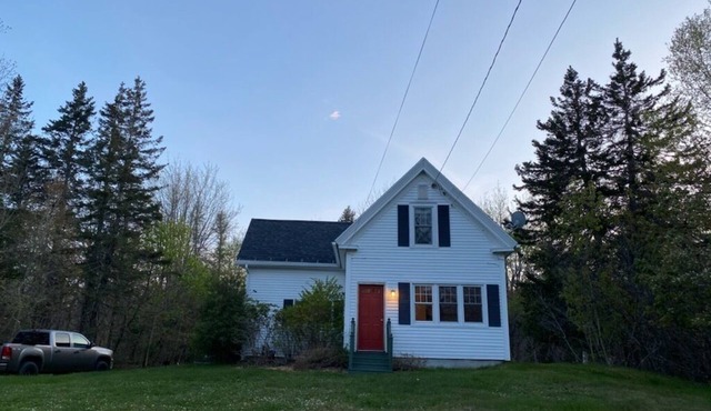 Quiet charming rural Acadia house 15 min to Ellsworth, 30 min to Bar Harbor MDI