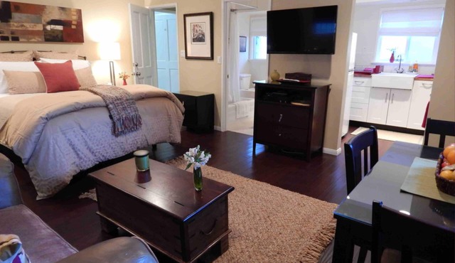 Quiet Chic Studio Apartment with secure parking In Valley Village.