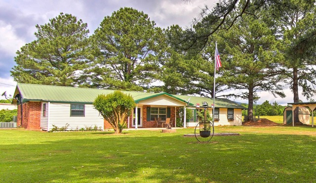 Quiet Clayton Home w/Mountain Views 4 Mi to Lake!