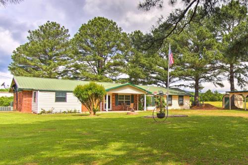Quiet Clayton Home w/Mountain Views 4 Mi to Lake!