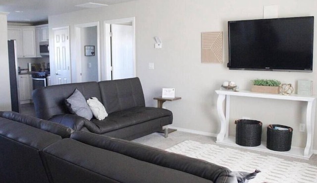 Quiet, Clean 1 BR Apt. Perfect getaway for 2. Close to shopping, movies, etc
