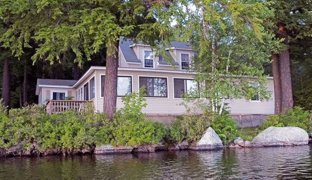 Quiet, clean 4-bed lake-front cottage on Loon Pond, NH