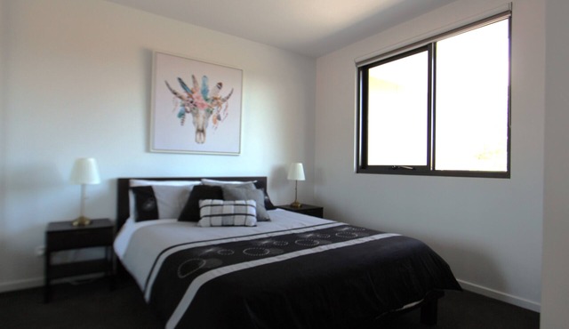 Quiet, Clean, Penthouse top floor, La Trobe University, Austin, Mercy Hospital