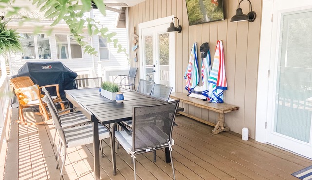 quiet & clean lakefront, private dock & HOT TUB