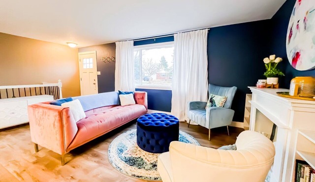 Quiet Clean Pet Friendly Close to Downtown Sleeps 10
