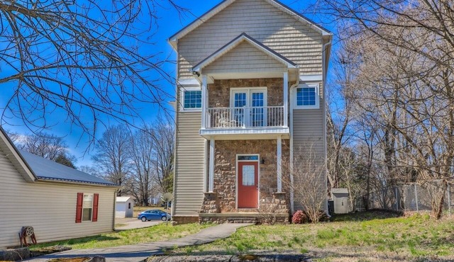 Quiet, Clean & Secure 5bd/5ba Skinny House, Every Room Has a Private Bathroom!