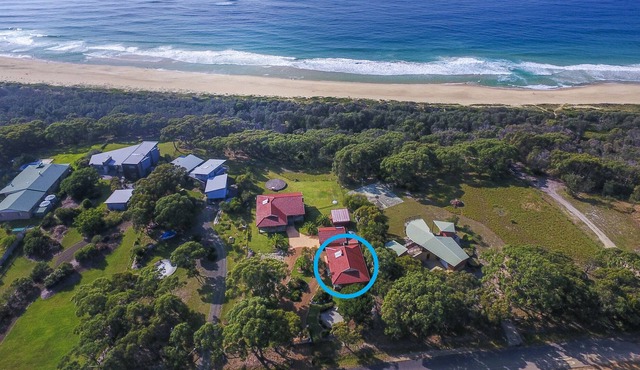 Quiet clean villa where the beach meets the bush