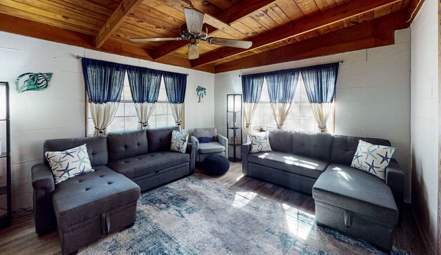 Quiet coastal cottage with updated kitchen & free WiFi