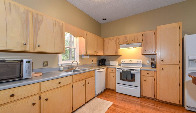 Quiet Coastal Home in Ft McAllister + Pet Friendly
