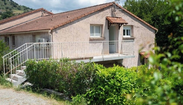 Quiet, cocooning apartment 1.2km from the center. Mountain and river views nearby