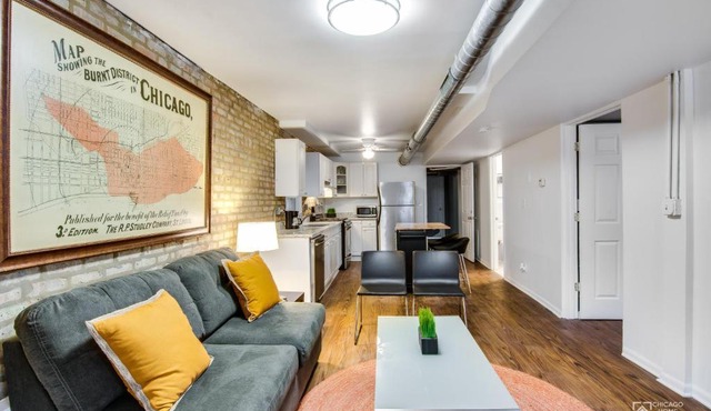 Quiet Comfort in the Big City, Just Steps to the Blue Line apts