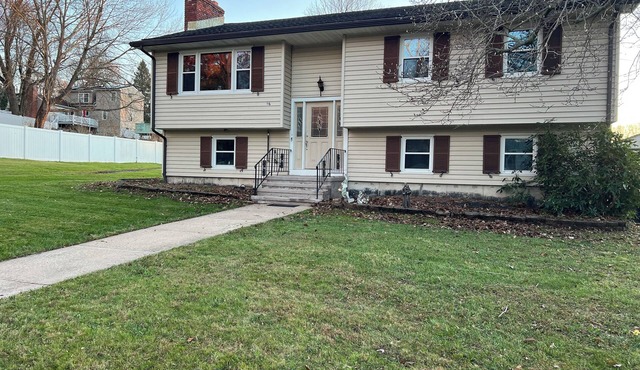Quiet Comfort Meets Coastal Charm: A Perfect Family Retreat in East Haven