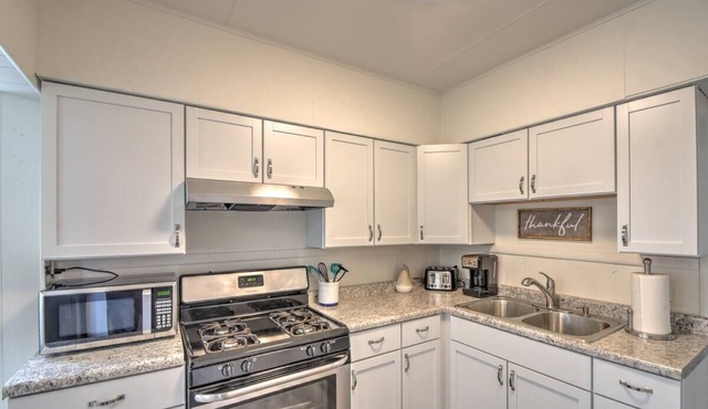 Quiet & Comfortable 2 Bed Corporate Near 80/94 A Richard St Main Floor