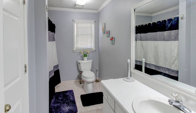 Quiet, Comfortable, Charming, Safe, 2-bedroom house with WiFi, AC in Conyers