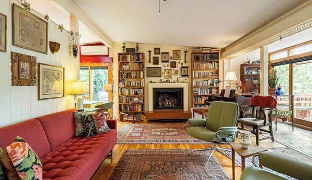 Quiet, comfortable, convenient to Central Austin Everything! 3/2 on Shoal Creek