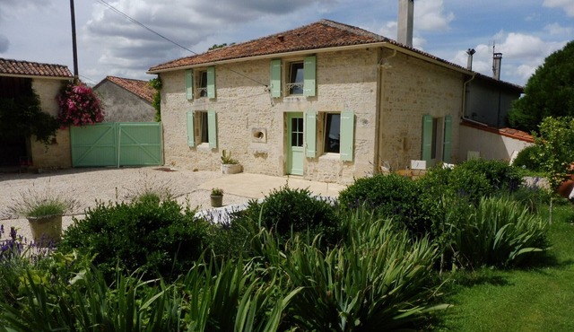 QUIET COMFORTABLE WITH RELAXING POOL FOR 6 TO 8 PEOPLE