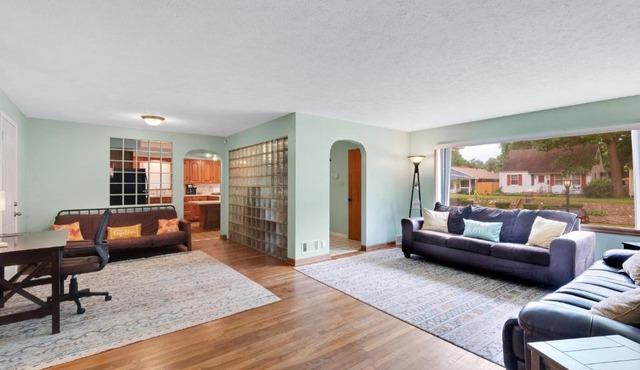 Quiet Comfy 2 BR Home In South Bend, Minutes From Notre Dame! Pet Friendly! home