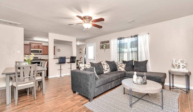 Quiet Comfy Home near Hobby Airport