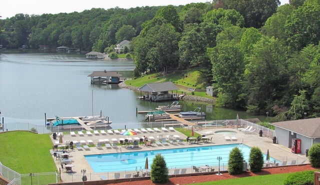 Quiet condo (Striper's Landing) on Smith Mountain Lake-RELAX AND REFRESH!