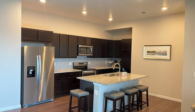 Quiet Condo with Mountain Views